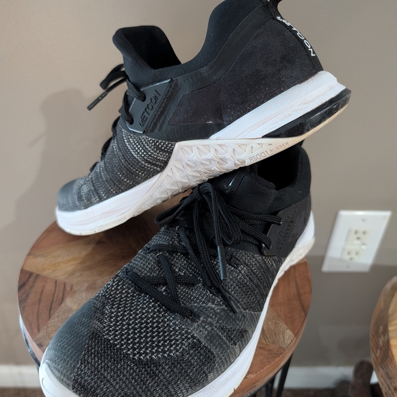 Nike Black and White Athletic Shoes - Picture 4 of 4